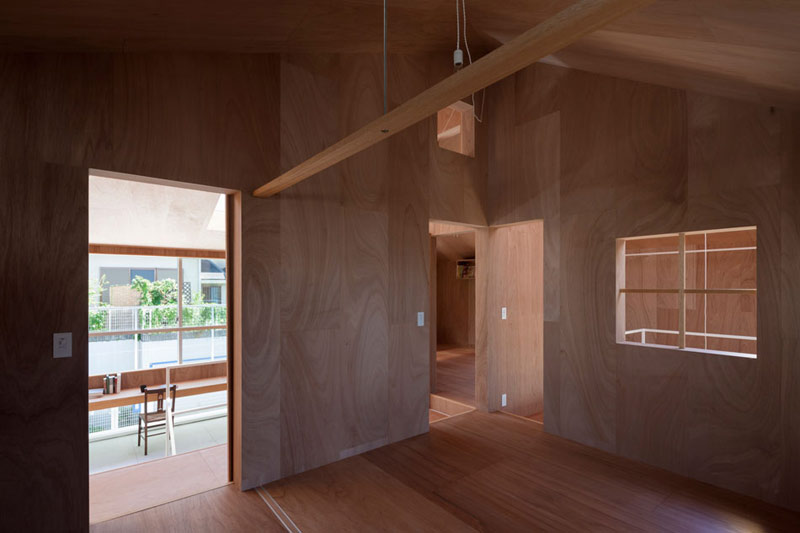 Przenikanie się przestrzeni w projekcie domu Tato Architects: Japonia